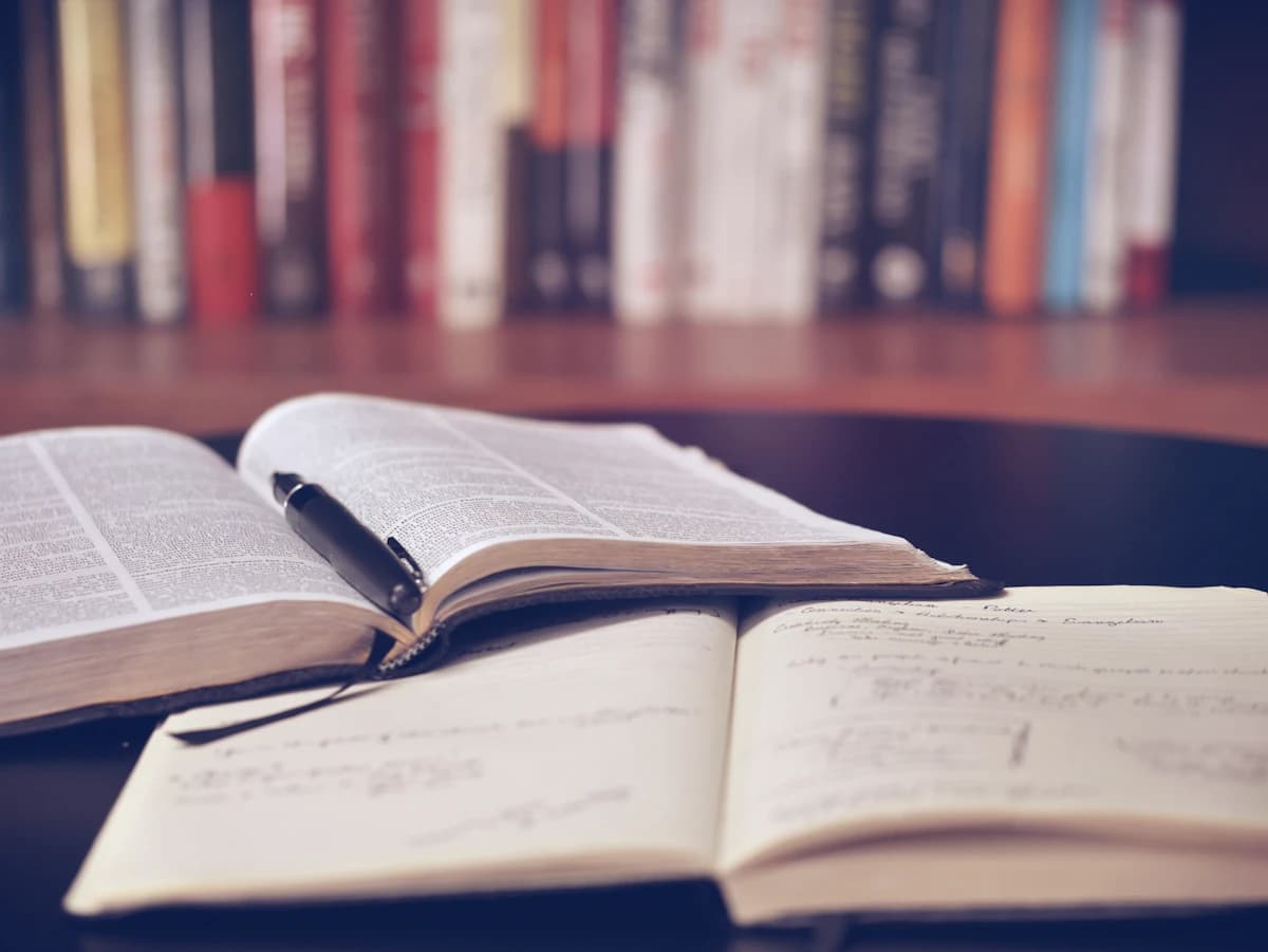 Biblia abierta con luz cálida, ambiente de estudio y reflexión