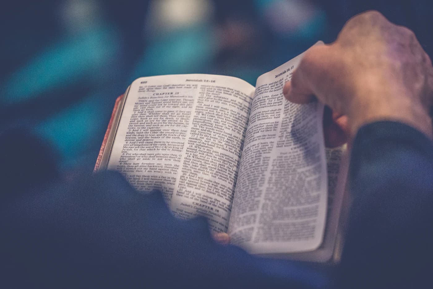 Biblia abierta sobre una mesa de madera